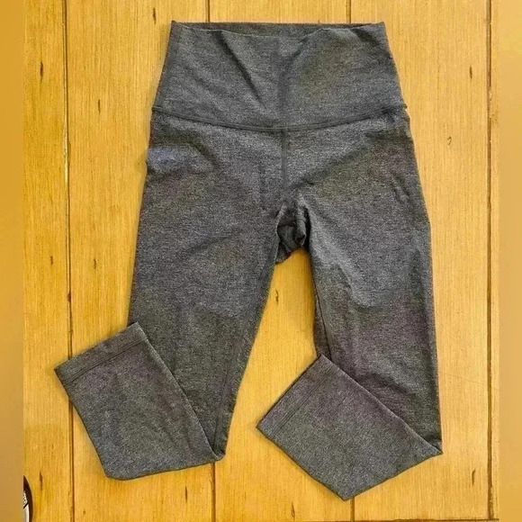 Lululemon Women's gray cropped athletic leggings size 4  excellent condition - Picture 1 of 10